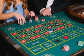 tripplenine APP Live Casino Baccarat Roulette Myanmar ကစားသမားများ Smartphone ဖြင့် ကစားနေသောပုံ